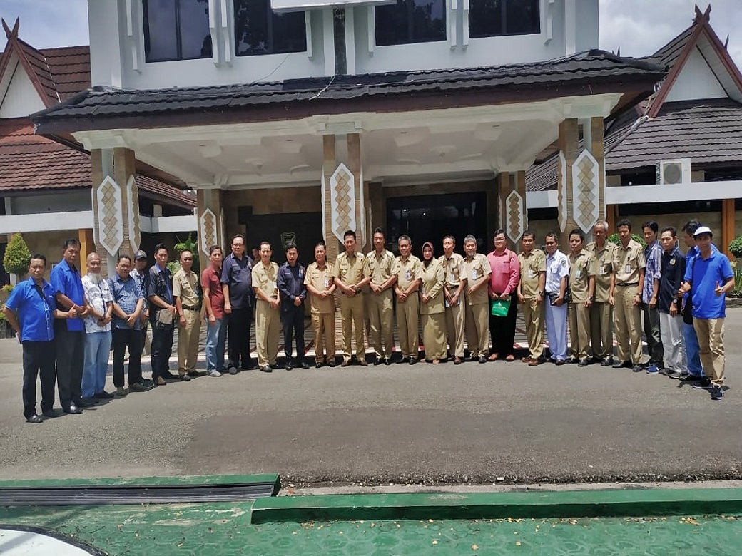 Foto bersama di halaman SETDA.jpg